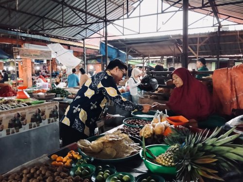 Account Officer BRK Syariah, Rizal Veto, aktif turun ke lapangan mengunjungi para pedagang di Pasar Limapuluh Kota Pekanbaru untuk mengenalkan produk Rahn atau Gadai Emas. Foto Ist