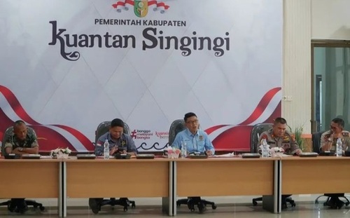 Pj Sekda Kuansing, Fahdiansyah, memimpin rapat koordinasi persiapan penetapan situasi bencana. (Foto: Ultra Sandi)