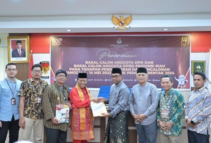 Bacalon anggota DPD RI, H Chaidir mendaftar ke KPU Provinsi Riau. Foto ckp