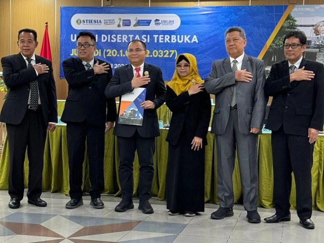 Prof Dr Junaidi, kembali meraih gelar doktor pada Bidang Ilmu Manajemen di STIESIA Surabaya, Rabu (8/5/2024). 