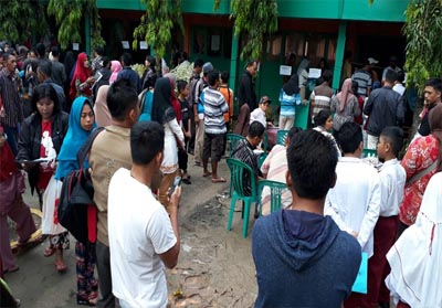   Para peserta PPDB di SMPN 1 Pangkalankerinci tampak tengah mengantri untuk mengembalikan berkas formulir pendaftaran, Senin (25/6). 