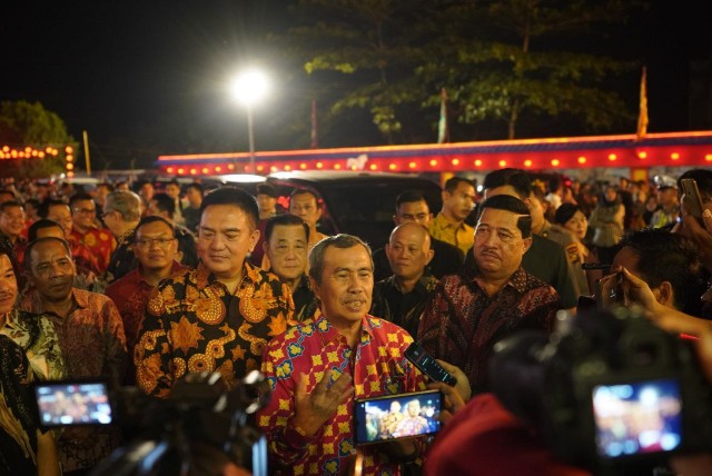 Gubri Syamsuar (tengah) hadiri perayaan Imlek di Klenteng Hock Liong Kiong Kota Dumai (foto/int)