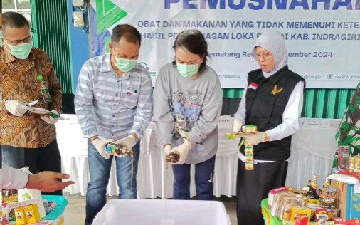 Kepala BPOM Inhu Emi Amalia musnahkan obat dan makanan yang tak sesuai ketentuan (foto/andri) 