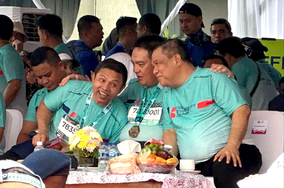 Abdul Wahid dan SF Hariyanto tampak duduk diapit Kapolda Riau Irjen Pol M Iqbal saat Bhayangkara Run, Minggu (13/7/2024) (foto:istimewa) 