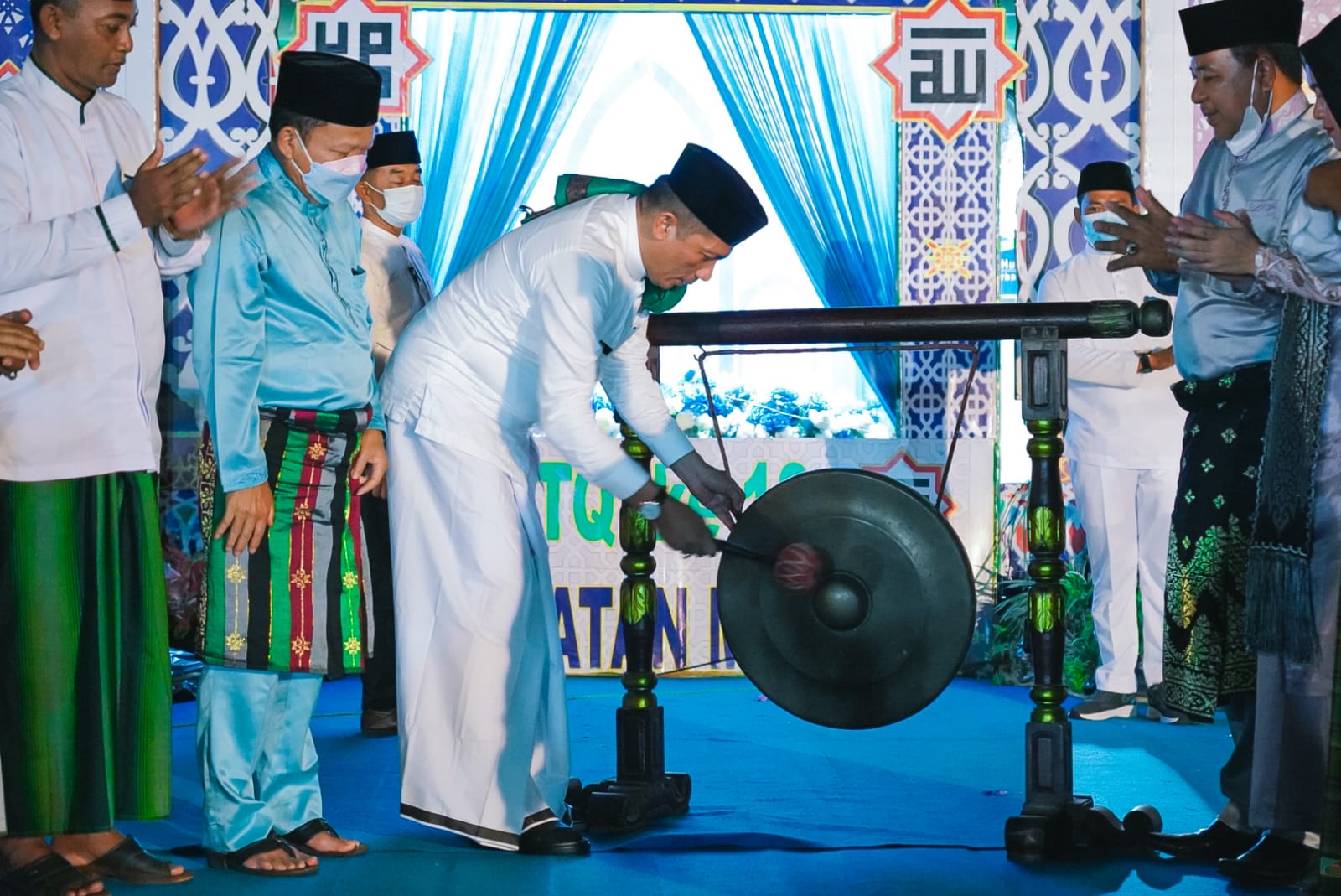 Bupati Kepulauan Meranti, H Muhammad Adil memukul gong saat pembukaan MTQ tingkat Kecamatan Merbau di Kelurahan Teluk Belitung