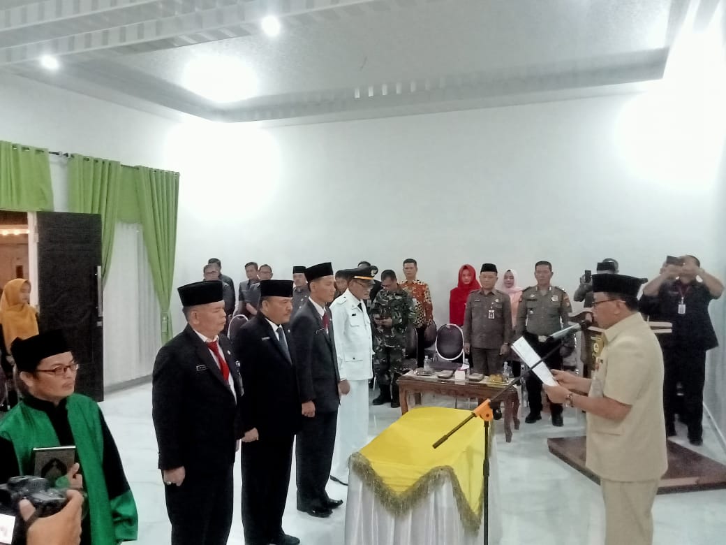 Doni Aprialdi bersama 2 pejabat Pemkab Kuansing dilantik Plt Bupati Kuansing, Suhardiman Amby.(foto: ultra/halloriau.com)