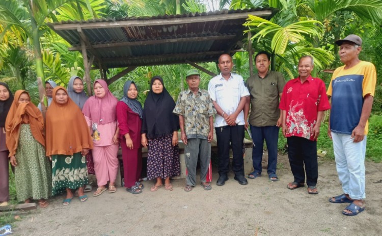 Sekdes Buluh Manis, Marawin bersama RT Dusun Talang Panca, dan Arief Maulana PIC Program Ekonomi Dompet Dhuafa Riau (foto/ist)