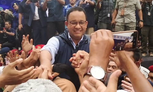 Bakal calon Presiden RI, Anies Baswedan menyalami ribuan pendukungnya di Jalan Gajah Mada Pekanbaru.(foto: rico/halloriau.com)