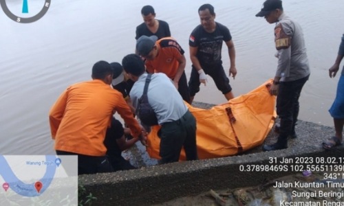 Polisi mengevakuasi jasad korban dari Sungai Indragiri.(foto: andri/halloriau.com)