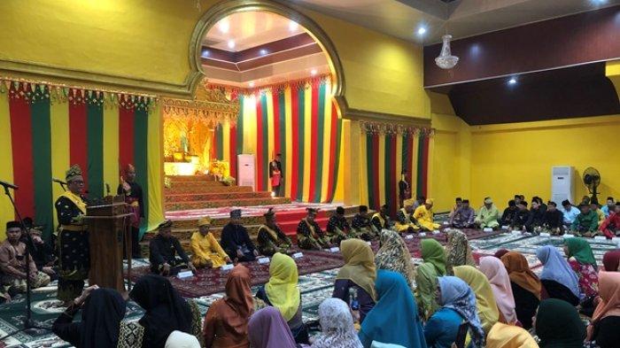 Penabalan gelar adat Bupati dan Wabup Siak dari LAMR Siak.(foto: tribunpekanbaru.com)