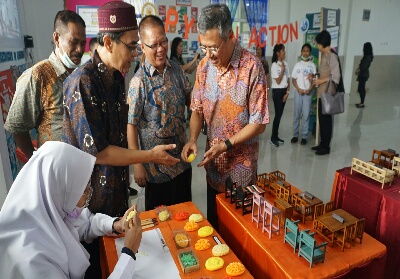 Chairman APRIL, Bey Soo Khiang melihat pameran hasil karya siswa yang diadakan oleh Sekolah Mutiara Harapan dan Global Andalan dalam rangka School Anniversary.