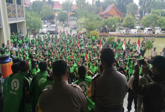 Ratusan driver ojol mengadu ke DPRD Pekanbaru karena tak terima bonusnya dipotong.