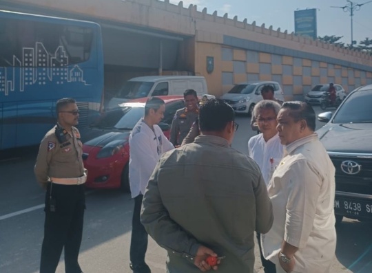 Sekda SF Hariyanto (kanan) saat meninjau flyover simpang Jalan Sudirman-Imam Munandar, Pekanbaru (foto/ist)