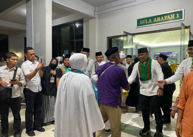 Jemaah haji Riau Kloter 12 asal Kabupaten Pelalawan dan Kepulauan Meranti tiba di Asrama Haji Batam (foto/Yuni)