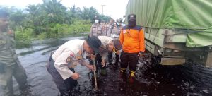 Banjir jalan lintas timur di KM 83 Pangkalan Kuras, Pelalawan, Riau. (Foto: Media Center Riau)