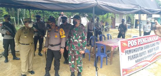 Bupati Rohul Sukiman bersama Kapolres dan Dandim 0313/ KPR pantau posko pengamanan PSU di Kecamatan Tambusai Utara.