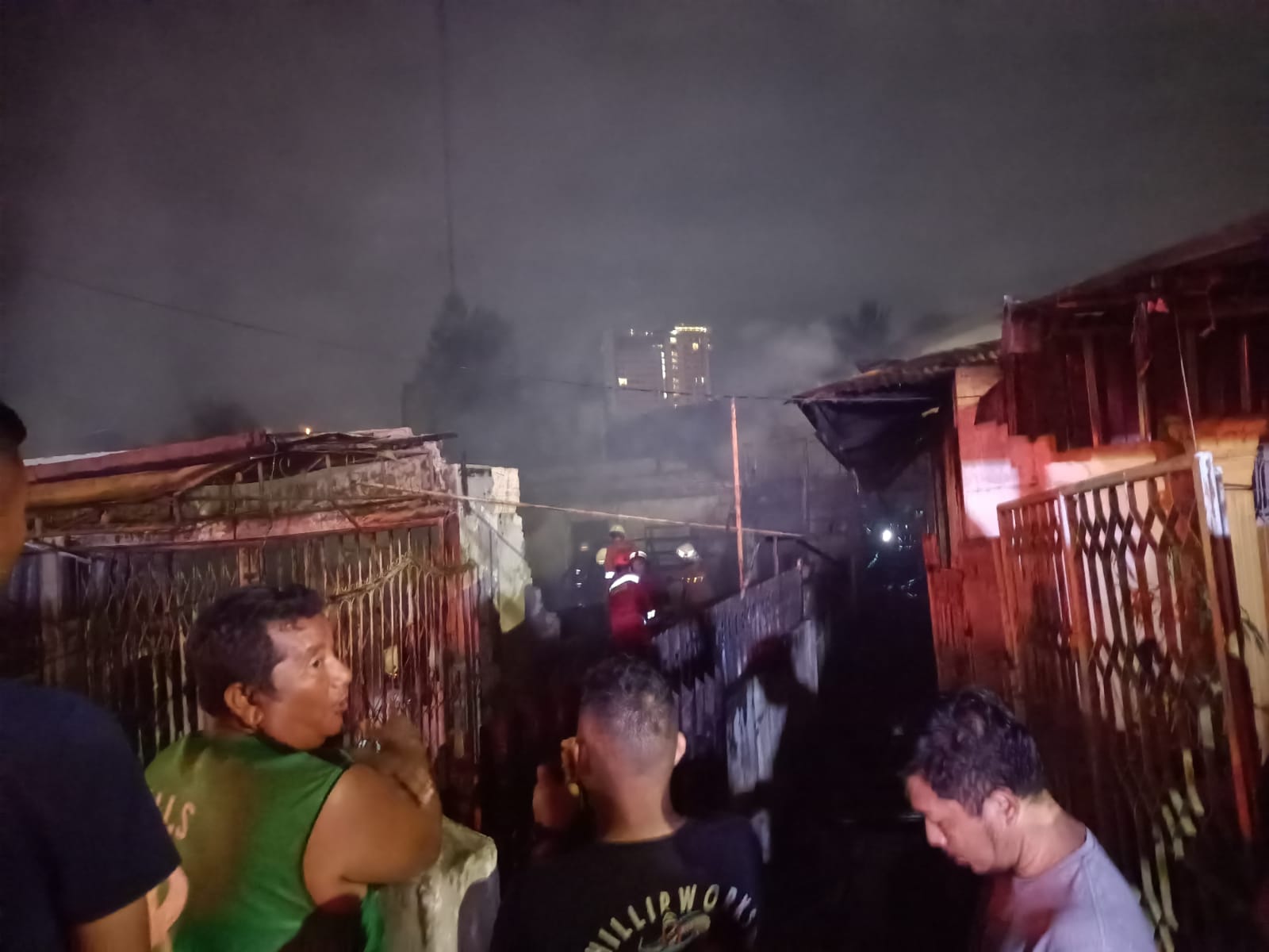 Kebakaran melanda pemukiman di Jalan Pangeran Hidayat Pekanbaru usai magrib tadi.(foto: istimewa)