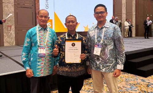 Rektor UIR Syafrinaldi bersama Ketua Umum YLPI Nurman dan Direktur DPPM Arbi Haza Nasution usai menerima sertifikat QS Bintang 3 di Galaxy International Convention Centre, Macau.(foto/istimewa)