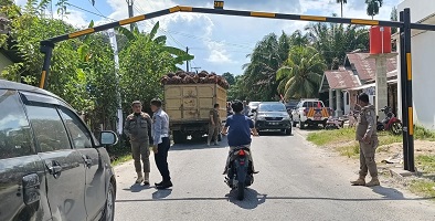 Portal pembatas tonase dirusak OTK buat Bupati Kuansing meradang.(foto: ultra/halloriau.com)