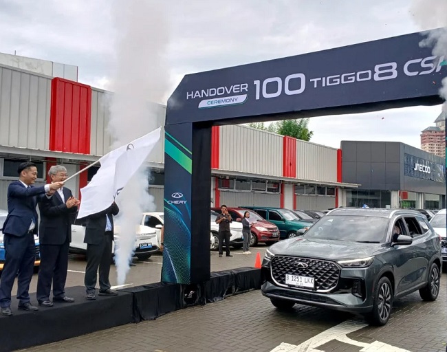 Chery Tiggo 8 CSH Resmi Meluncur, 100 Unit Pertama Diserahkan ke Konsumen di Jakarta