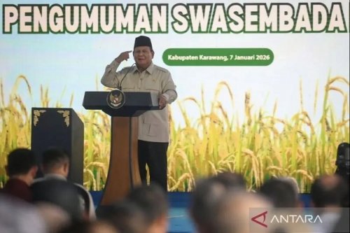 Presiden Prabowo Subianto menyampaikan paparan dalam acara panen raya dan pengumuman swasembada pangan nasional 2025 di Cilebar, Karawang, Jawa Barat, Rabu (7/1/2026). Swasembada pangan yang merupakan agenda prioritas nasional yang dicanangkan Presiden Prabowo telah tercapai pada 2025 sebagai fondasi ketahanan nasional, kedaulatan negara, dan kesejahteraan rakyat. Hafidz Mubarak A/app/foc.