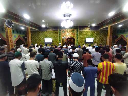 Warga binaan di Lapas IIA Pekanbaru saat mengikuti shalat tarawih di Masjid At-Taubah. (Foto: Sri Wahyuni)