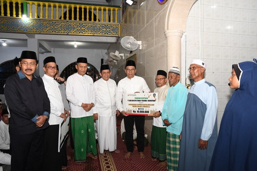 BRK Syariah menyalurkan bantuan program kemitraan sebesar Rp10 juta untuk Masjid Al Hasanah di Sei Datuk. (Foto: Sri Wahyuni)