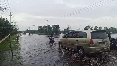 Genangan air mulai merendam Jalintim Kilometer 83 Desa Kemang, Kecamatan Pangkalan Kuras, Kabupaten Pelalawan Riau. (Foto: Tribun Pekanbaru)