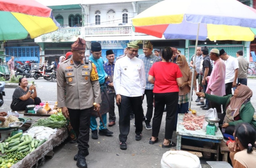 Kapolres Rohil bersama Wakil Bupati Jhony dan DPRD melakukan pengecekan Bapokmas di Pasar Datuk Rubiah (foto/afrizal)