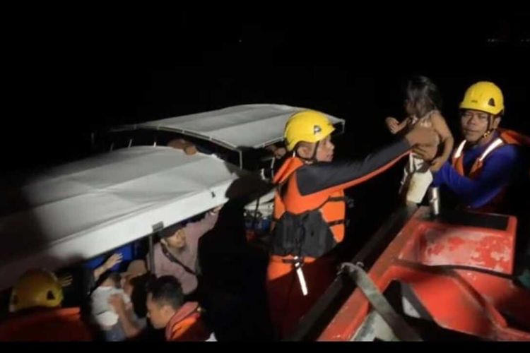 Tim SAR Pekanbaru mengevakuasi para penumpang dan kru speedboat yang terombang ambing di Perairan Rupat.(foto: kompas.com)