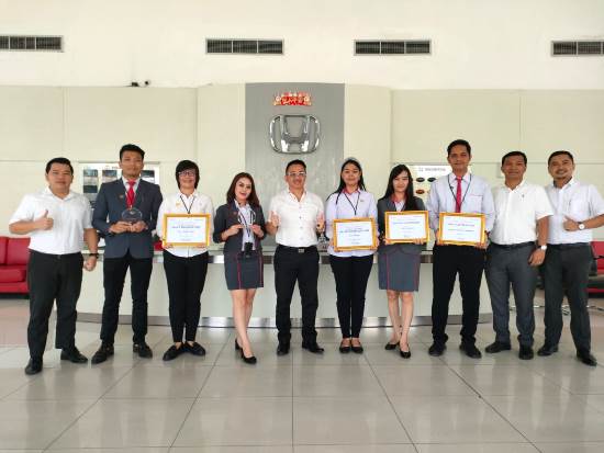 Vice Director Honda KJU Group, Ricky W Anwar foto bersama karyawan yang meraih penghargaan.