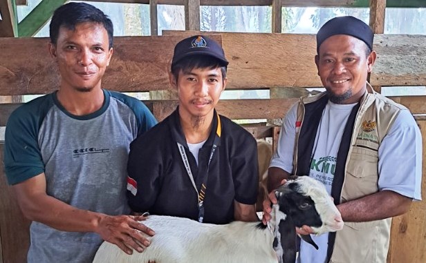 Penyerahan zakat produktif untuk warga Ukui dari Baznas Pelalawan.(foto: andi/halloriau.com)