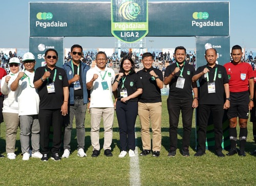 Dirut PT Pegadaian, Damar Latri Setiawan bersama Waketum II PSSI, Ratu Tisha Destria bersama jajaran manajemen PT Pegadaian dan PSSI saat laga pembuka Pegadaian Liga 2 2024.(foto: bayu/halloriau.com)