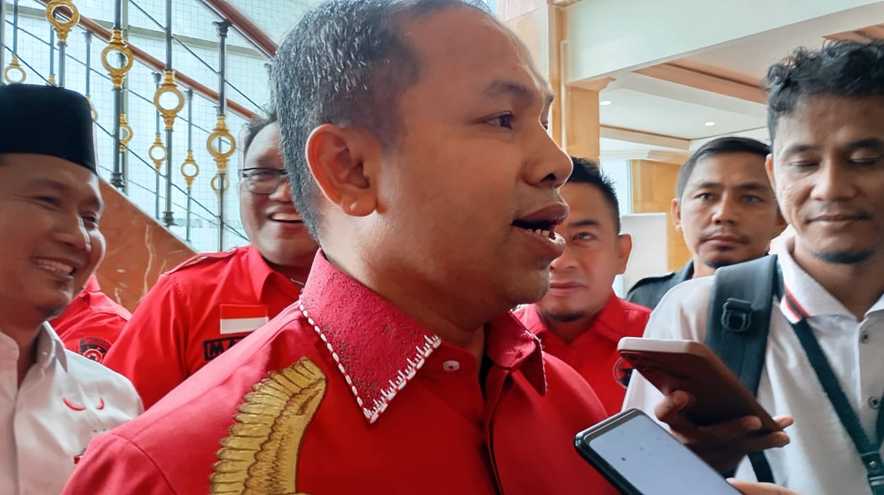 Abdul Wahid, pasangan SF Hariyanto dalam Pilgubri menjelaskan status mundurnya SF Hariyanto sebagai Pj Gubri, Minggu (4/8/2024) (foto:rinai/halloriau) 