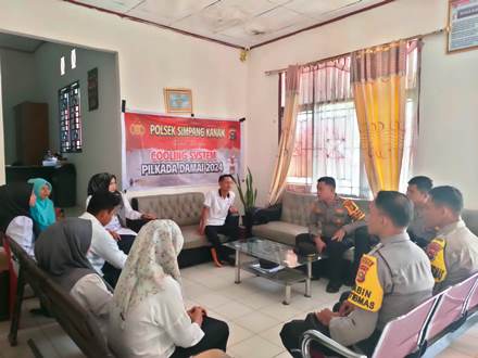 Kegiatan cooling system Polsek Simpang Kanan di Kantor Kepenghuluan Bagan Nibung.(foto: afrizal/halloriau.com)