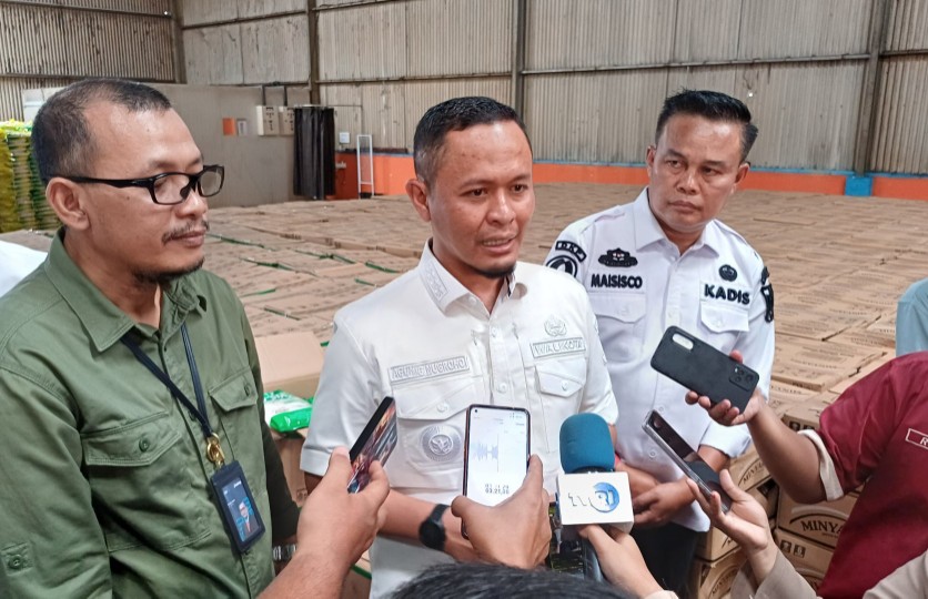 Walikota Pekanbaru, Agung Nugroho saat mengecek stok bahan pokok (foto/dini)