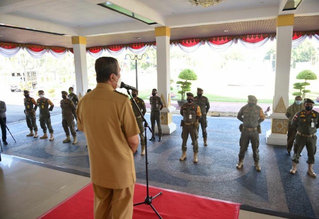 Gubri saat melepas Satpol PP memantau pelaksanaan PPKM Level 4 di Pekanbaru.