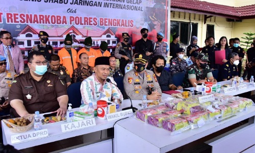 Wabup Bengkalis, Bagus Santoso saat menghadiri pemusnahan 30 Kg sabu di Mapolres Bengkalis.(foto: zulkarnaen/halloriau.com)