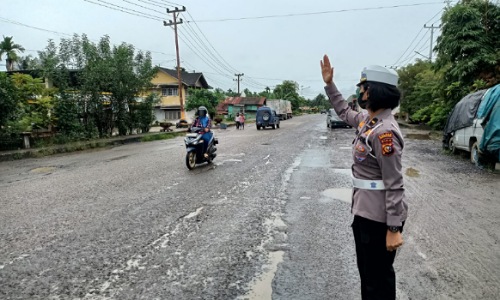 Anggota Satlantas Polres Inhu saat mengatur lalu lintas dalam Operasi Zebra Lancang Kuning 2022.(foto: andri/halloriau.com)