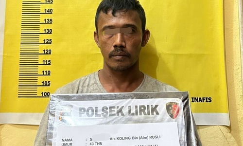 Supir truk pemilik 2 paket sabu saat diamankan di Mapolsek Lirik.(foto: andri/halloriau.com)