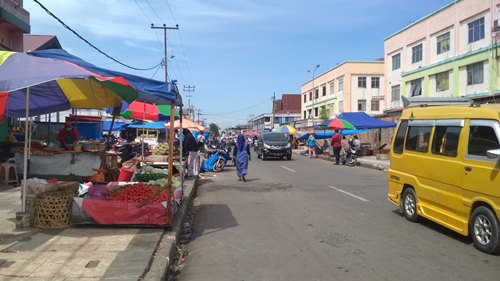 Pedagang masih menempati Jalan Agus Salim meski lewat dari pukul 08.00 WIB.