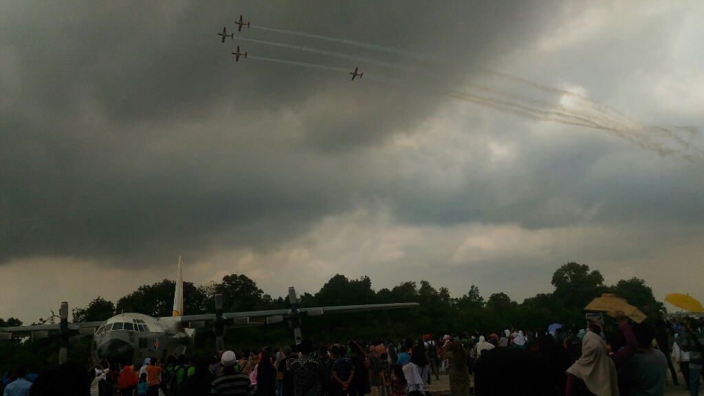 Manuver tim atraksi aeorabatik TNI AU di Pekanbaru.