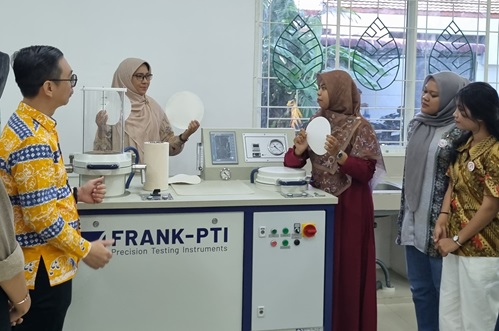 Head of APRIL Learning Institute (ALI), Surya Budiman bersama Ketua Prodi TPK Unri Prof Evelyn, dan Pranata Laboratorium Pendidikan Suci, serta mahasiswa meninjau Handsheet Former, bantuan dari RAPP (foto/ist)