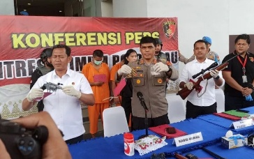 Ditreskrimum Polda Riau menunjukkan senjata ilegal yang diamankan di Pekanbaru dan Siak (foto/Antara)