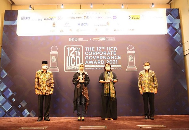 Group Head Corporate Secretary XL Axiata, Ranty Astari Rachman (kedua kiri) menerima penghargaan “The 12th IICD Corporate Governance Awards”.
