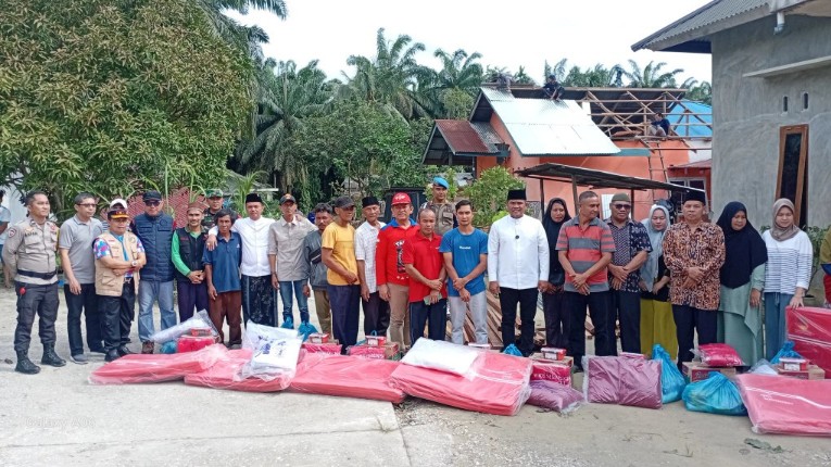 Bupati Zukri kunjungi korban angin puting beliung di Desa Lubuk Ogong (foto/Andy)