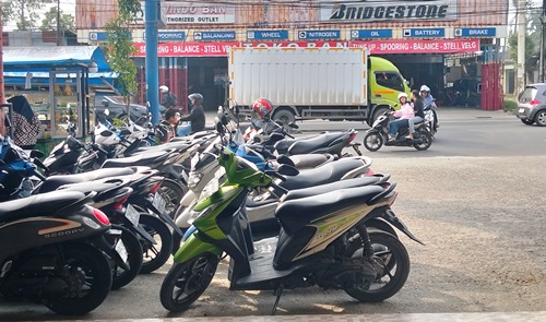 Salah satu lokasi parkir di ritel Jalan Harapan Raya Pekanbaru, tarif parkirnya masih belum turun.(foto: dini/halloriau.com)