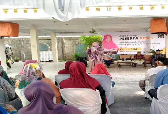 Anggota DPRD Pekanbaru saat reses di Sidomulyo Timur.
