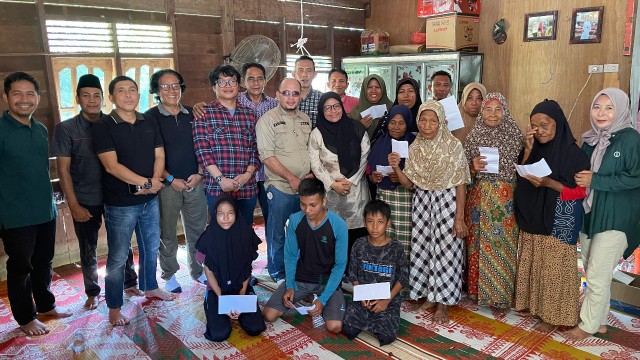 EMP Bentu Limited dan mitra santuni anak yatim dan kaum dhuafa di Muara Sako (foto/Andy)