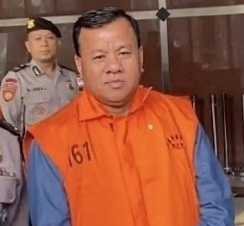 Bupati Kuansing, Suhardiman Amby Cs kenakan rompi orange dan ditahan KPK pasca OTT di Pemkab Kuansing.(foto: kompas.com)
